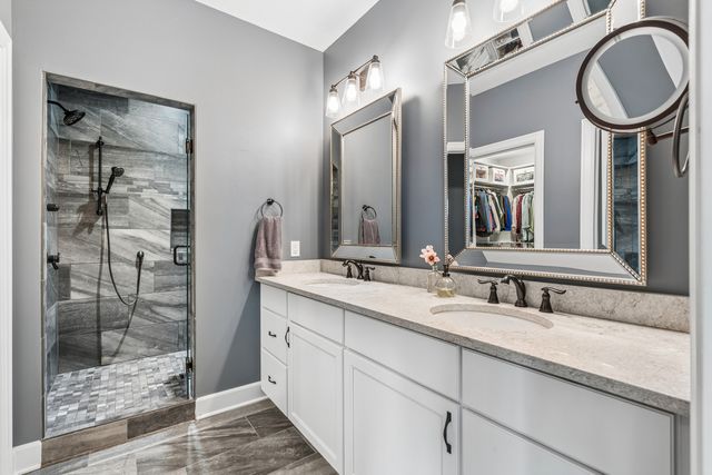 6858 Grover Station, Bettendorf, IA 52722