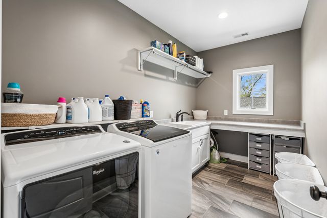 6858 Grover Station, Bettendorf, IA 52722