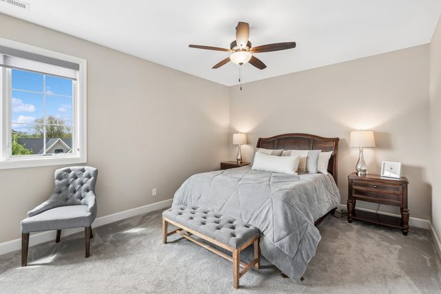 6858 Grover Station, Bettendorf, IA 52722