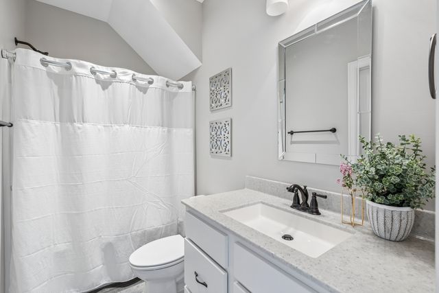 6858 Grover Station, Bettendorf, IA 52722