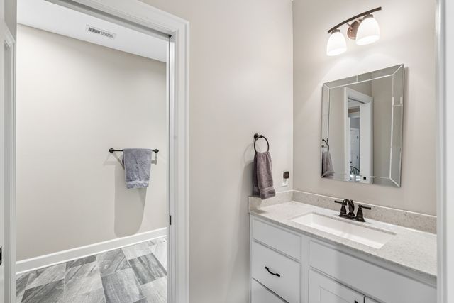 6858 Grover Station, Bettendorf, IA 52722