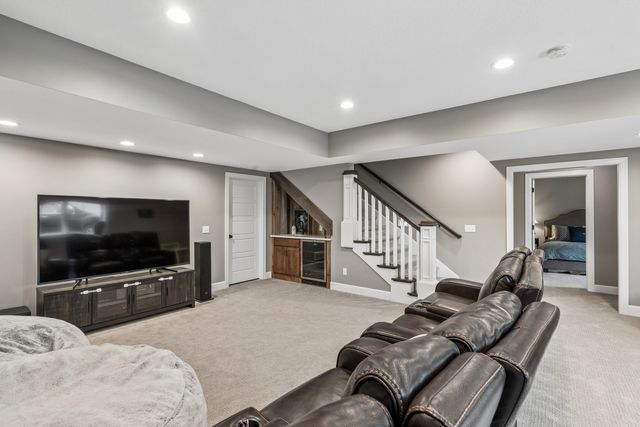 6858 Grover Station, Bettendorf, IA 52722