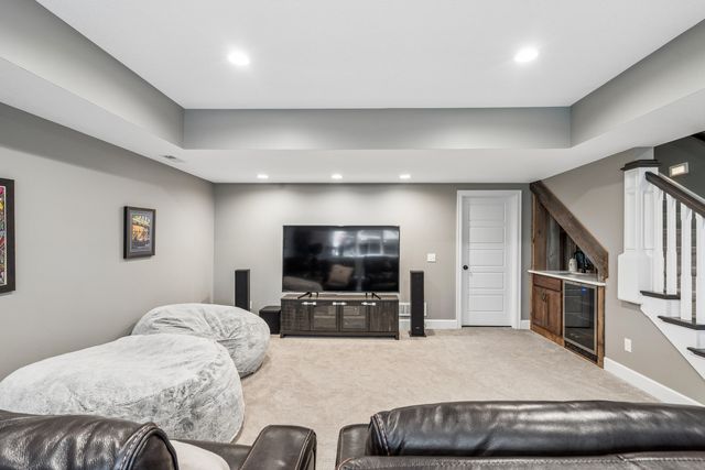 6858 Grover Station, Bettendorf, IA 52722