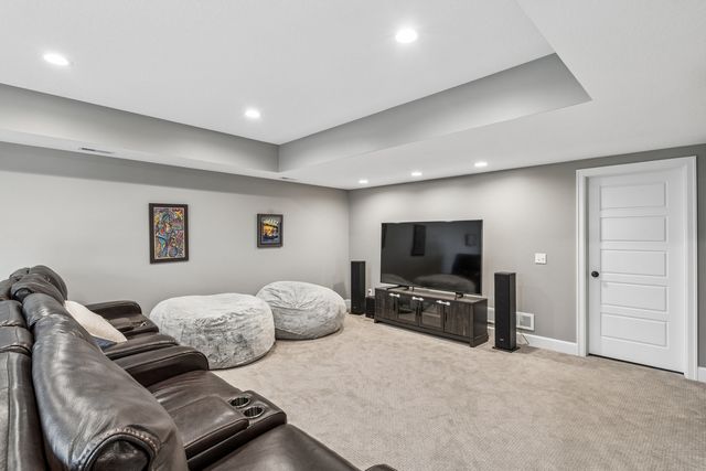 6858 Grover Station, Bettendorf, IA 52722