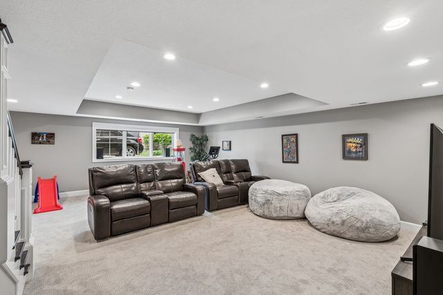 6858 Grover Station, Bettendorf, IA 52722