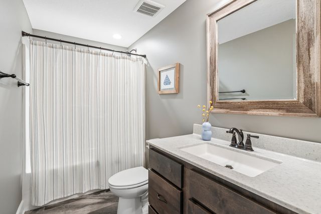 6858 Grover Station, Bettendorf, IA 52722