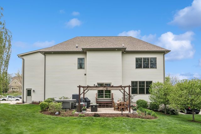 6858 Grover Station, Bettendorf, IA 52722