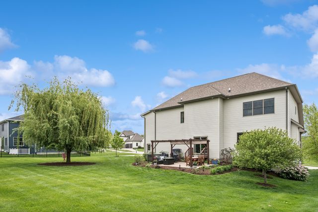 6858 Grover Station, Bettendorf, IA 52722