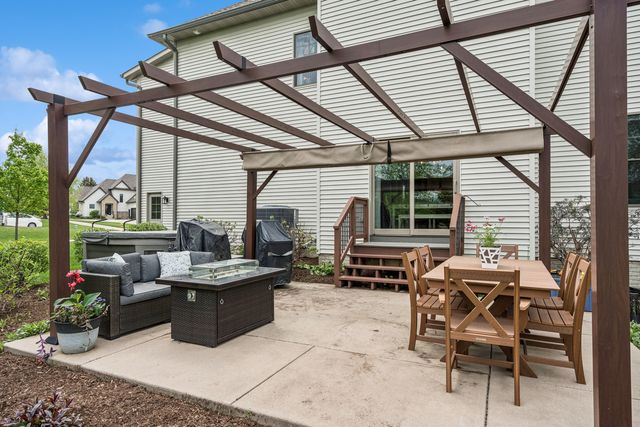 6858 Grover Station, Bettendorf, IA 52722