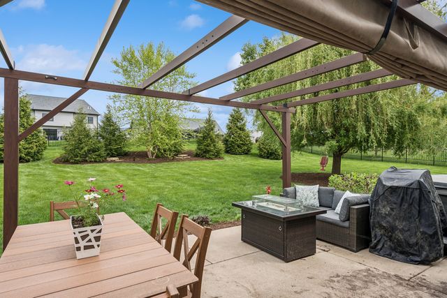 6858 Grover Station, Bettendorf, IA 52722