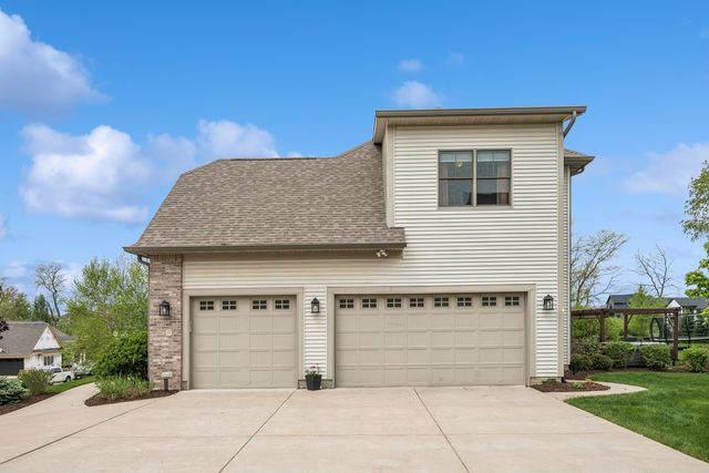 6858 Grover Station, Bettendorf, IA 52722