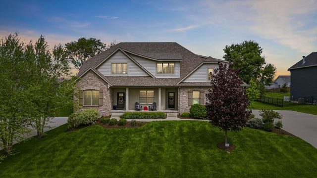 6858 Grover Station, Bettendorf, IA 52722