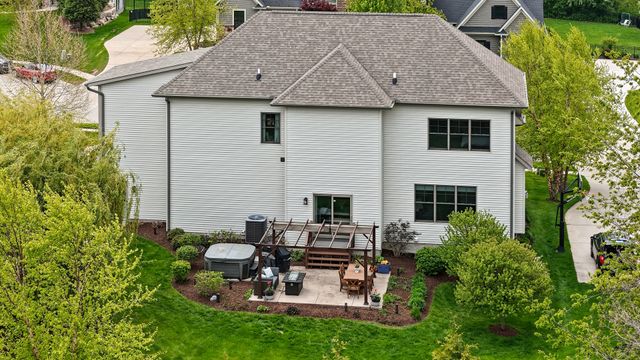 6858 Grover Station, Bettendorf, IA 52722