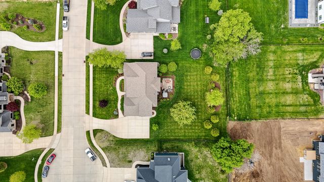 6858 Grover Station, Bettendorf, IA 52722