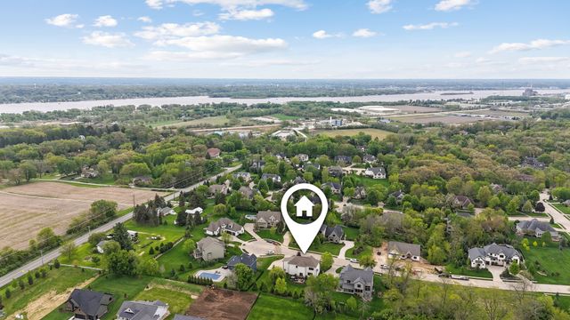6858 Grover Station, Bettendorf, IA 52722