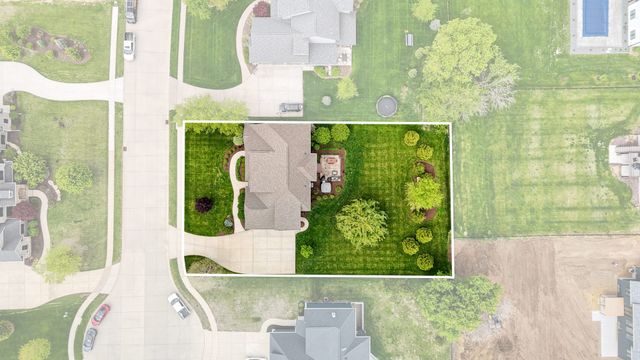 6858 Grover Station, Bettendorf, IA 52722