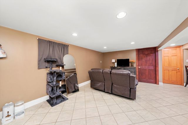 7726 Neenah Avenue, Burbank, IL 60459