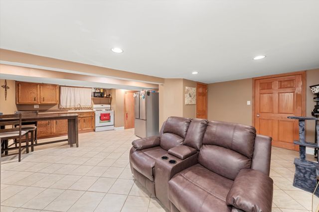 7726 Neenah Avenue, Burbank, IL 60459