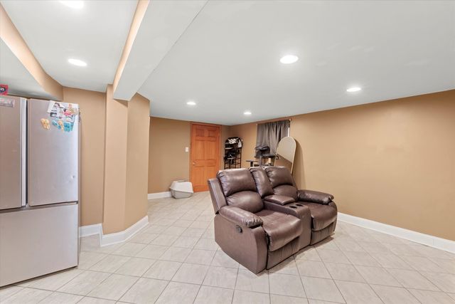 7726 Neenah Avenue, Burbank, IL 60459