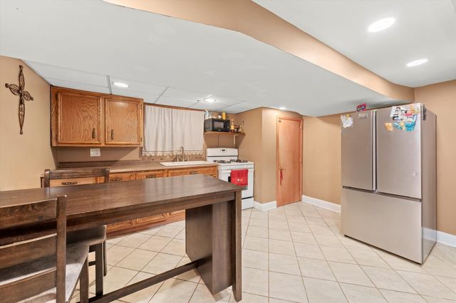 7726 Neenah Avenue, Burbank, IL 60459