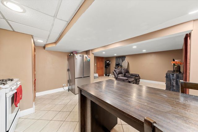 7726 Neenah Avenue, Burbank, IL 60459