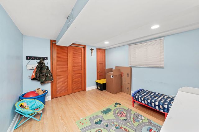 7726 Neenah Avenue, Burbank, IL 60459