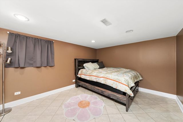 7726 Neenah Avenue, Burbank, IL 60459