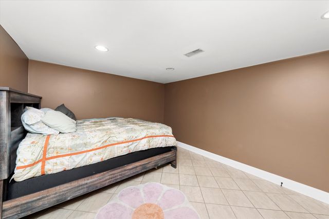 7726 Neenah Avenue, Burbank, IL 60459