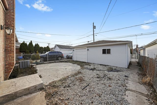 7726 Neenah Avenue, Burbank, IL 60459