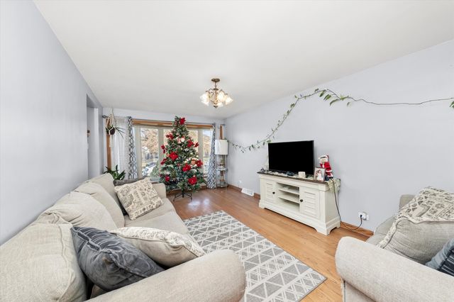 7726 Neenah Avenue, Burbank, IL 60459