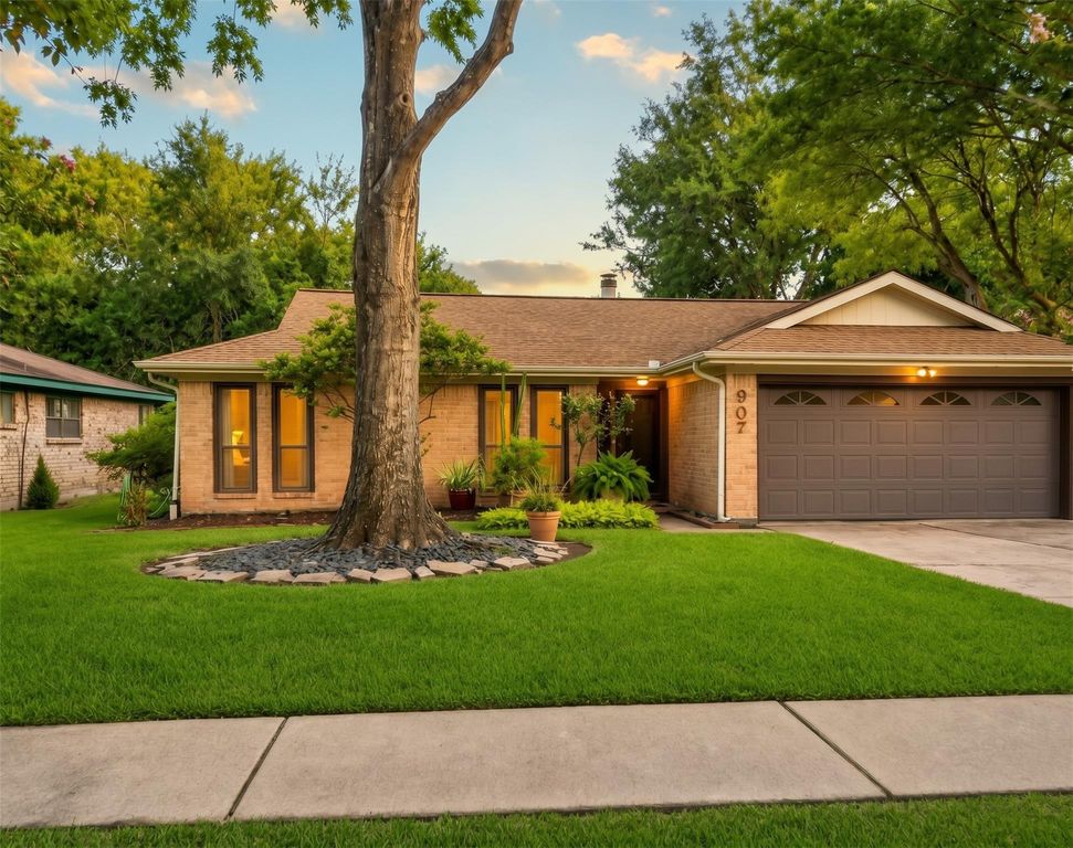 907 Redway Lane, Houston, TX 77062