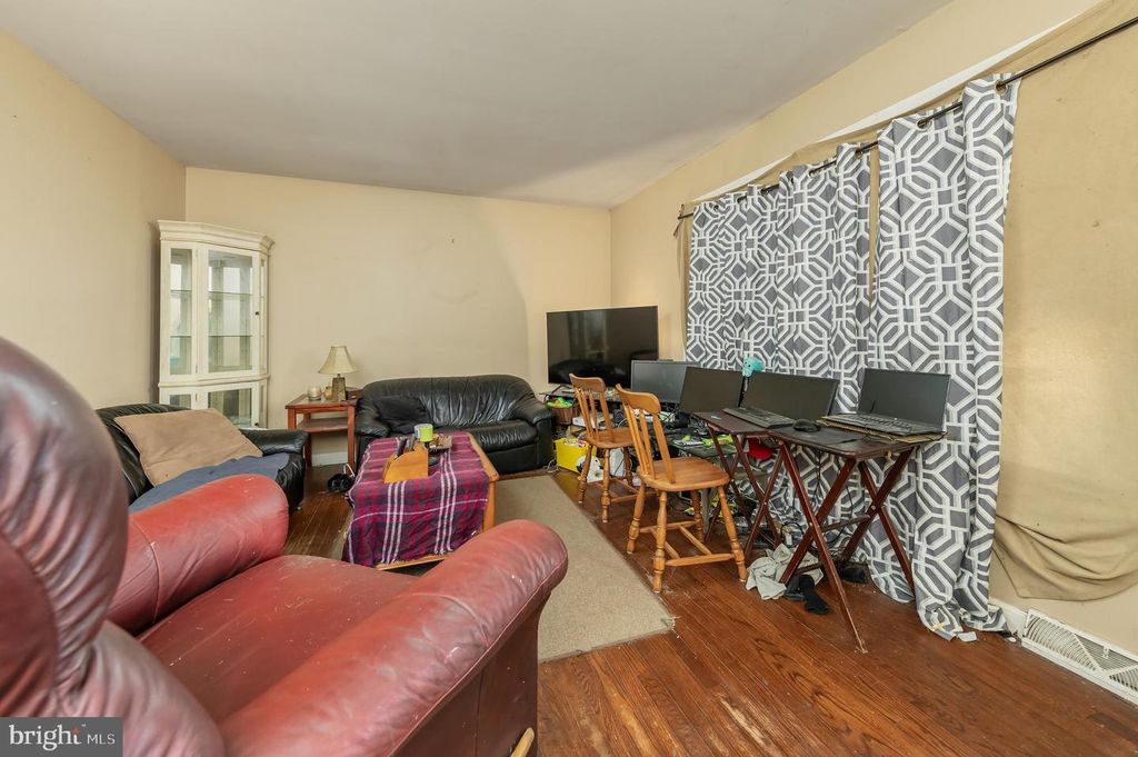 Image 2 of property listing at 409 MANTUA BLVD, Mantua, NJ 08051