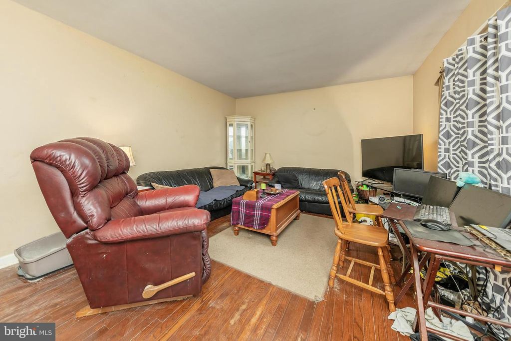 Image 3 of property listing at 409 MANTUA BLVD, Mantua, NJ 08051