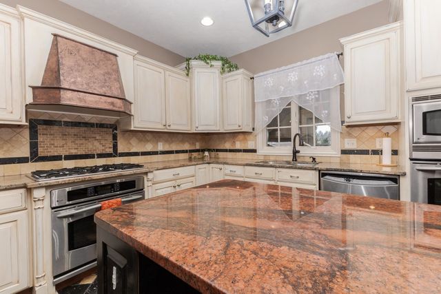 6 Stonebrook Court, Bloomington, IL 61704