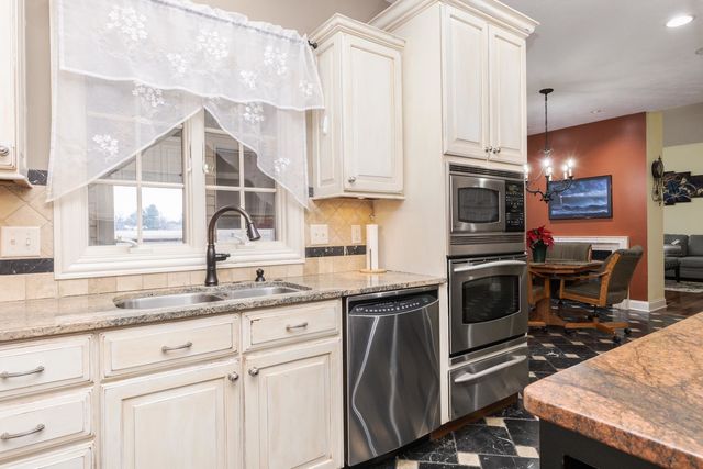 6 Stonebrook Court, Bloomington, IL 61704