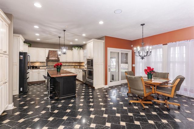 6 Stonebrook Court, Bloomington, IL 61704