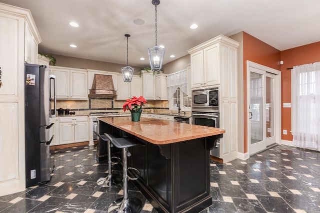 6 Stonebrook Court, Bloomington, IL 61704