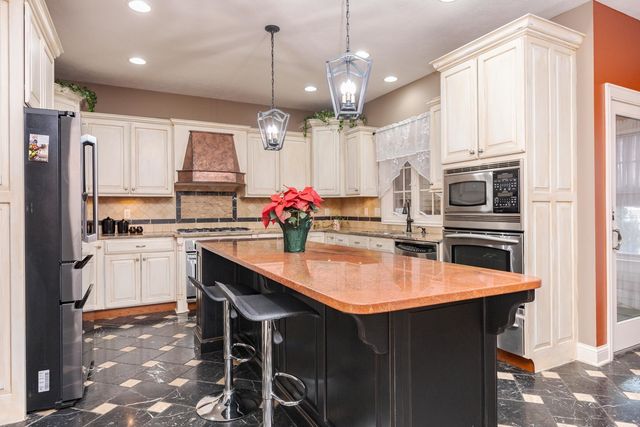 6 Stonebrook Court, Bloomington, IL 61704