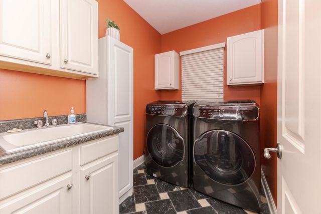 6 Stonebrook Court, Bloomington, IL 61704