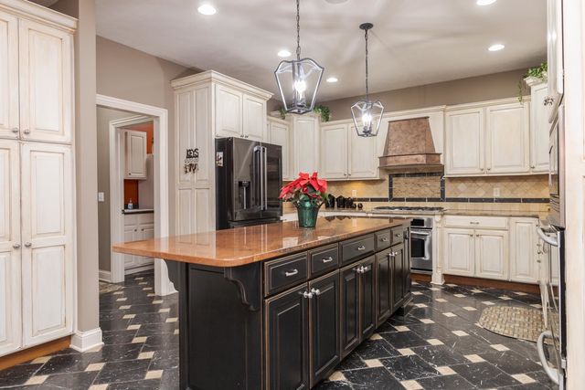 6 Stonebrook Court, Bloomington, IL 61704