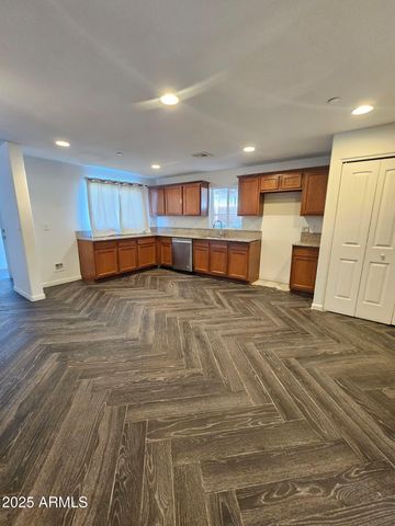 5951 W GLENN Drive, Glendale, AZ 85301