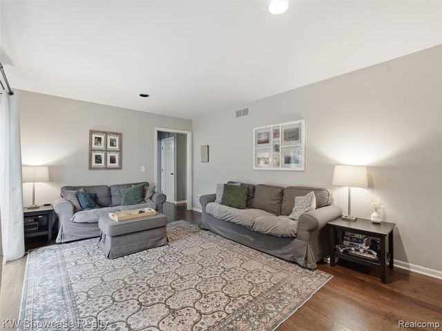 3360 Pleasant Valley Road, Brighton, MI 48114