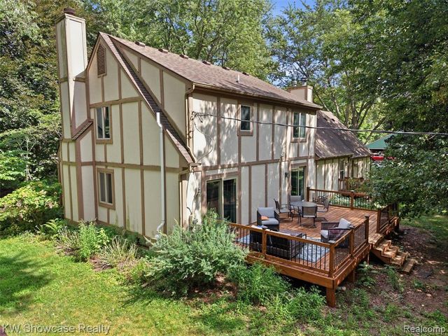 3360 Pleasant Valley Road, Brighton, MI 48114