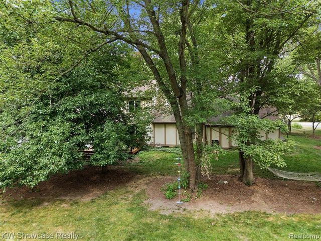 3360 Pleasant Valley Road, Brighton, MI 48114