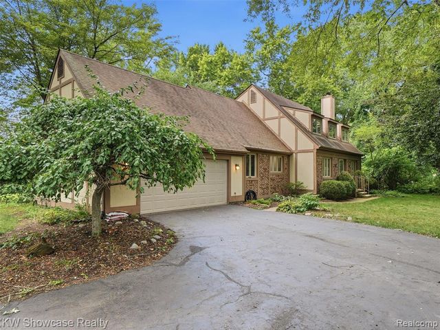 3360 Pleasant Valley Road, Brighton, MI 48114
