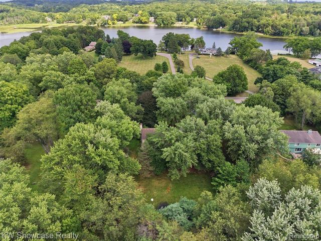 3360 Pleasant Valley Road, Brighton, MI 48114