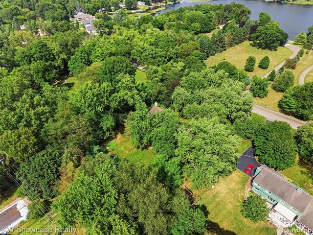 3360 Pleasant Valley Road, Brighton, MI 48114