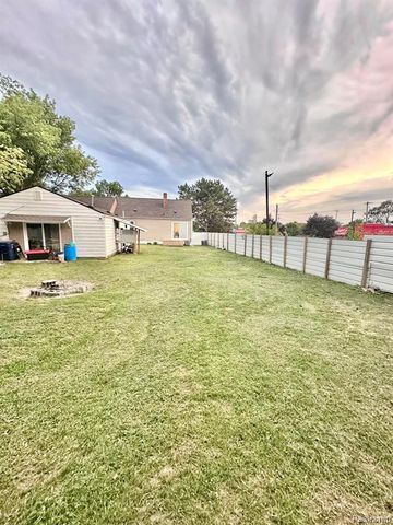 1025 E Mandeville Street, Burton, MI 48529