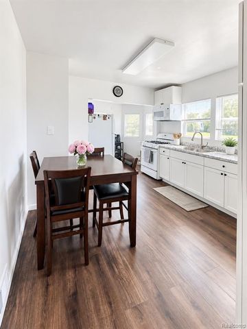 1025 E Mandeville Street, Burton, MI 48529