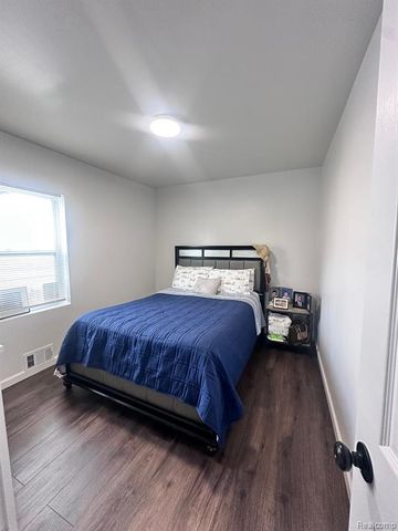 1025 E Mandeville Street, Burton, MI 48529